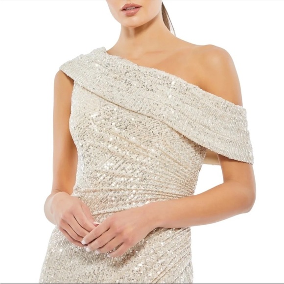 Mac Duggal Gold One Shoulder ruched Sequined Dress Style 26550 Size 8 - Picture 3 of 9